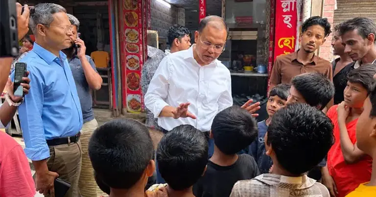 পথশিশুদের সঙ্গে কথা বলছেন অতিরিক্ত প্রেস সচিব আতিকুর রহমান